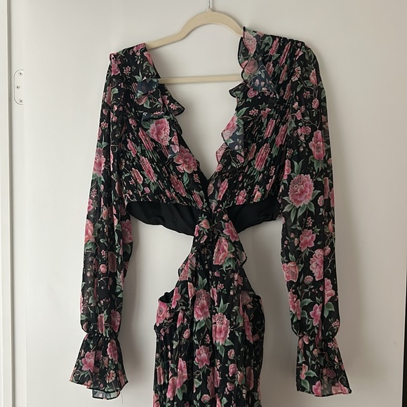 AMUR gorgeous pleated floral romper with cutout detail - Picture 2 of 6
